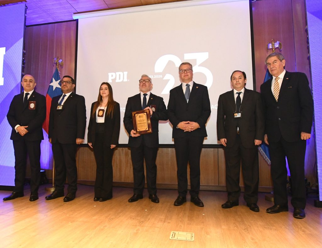 Temuco reconoce a funcionarios y unidades destacadas de la PDI en su 93° aniversario 1 FOTO 16