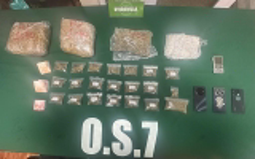Carabineros del OS-7 detiene a dos ecuatorianos e incauta más de 3 kilos de droga en Padre Las Casas 1 Droga, dinero, celulares y una pesa incautados por el OS-7 de Carabineros sobre mesa de evidencia