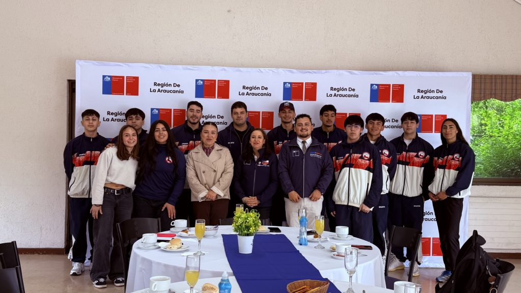 Autoridades regionales reconocen a deportistas de La Araucanía tras su destacada participación en Santa Fe 2026 1 Deportistas de La Araucanía que compitieron en los Juegos Suramericanos Santa Fe 2026 junto a autoridades regionales en el desayuno de reconocimiento