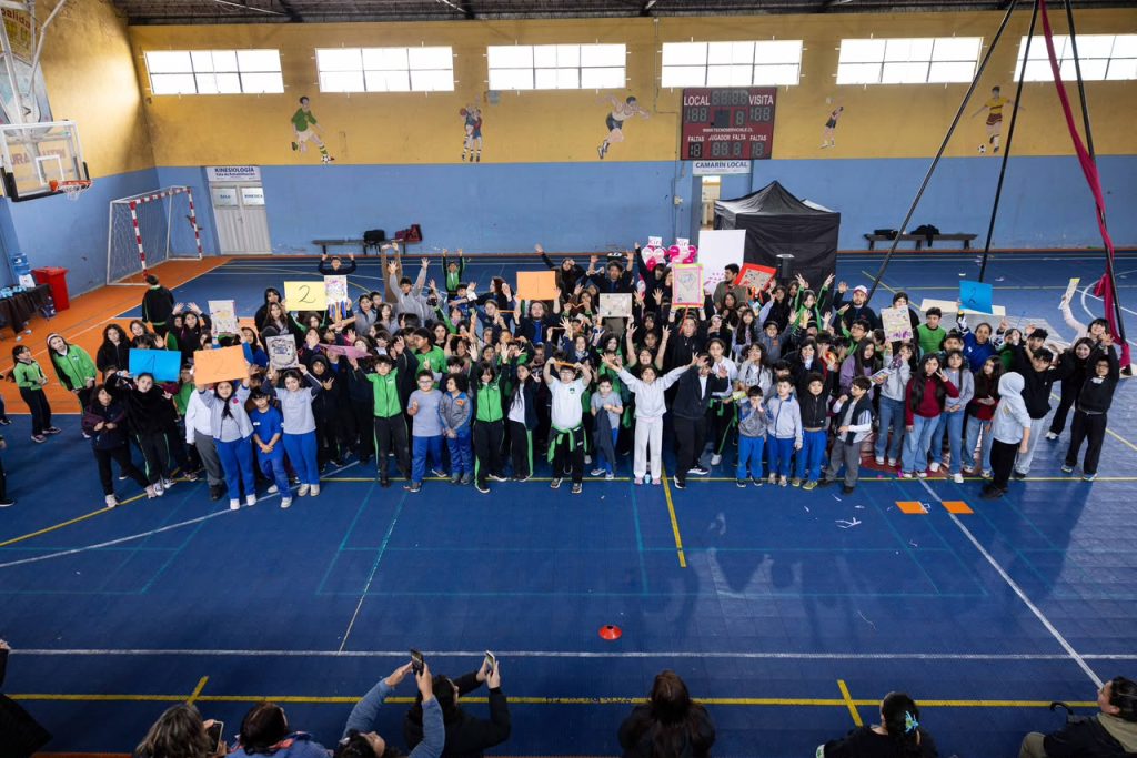 Más de 230 estudiantes de Curacautín participaron en jornada que promueve el desarrollo socioemocional 1 Estudiantes de Curacautín en el Gimnasio Municipal durante el encuentro de Fundación Kiri