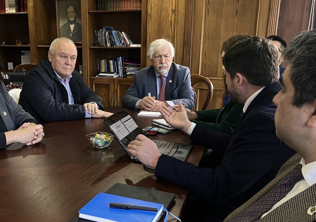 Senadores de La Araucanía manifiestan su apoyo para defender los recursos de la educación superior en el Presupuesto 2027 1 Reunión del rector de la UFRO con el senador Miguel Becker por el Presupuesto 2027