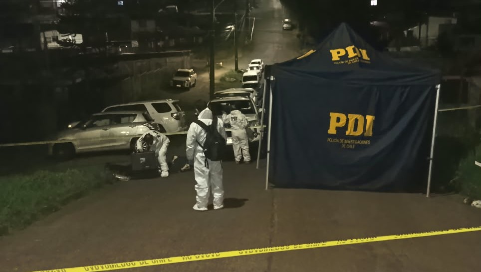 PDI trabaja en el sitio del suceso del homicidio en el sector Pedro de Valdivia de Temuco