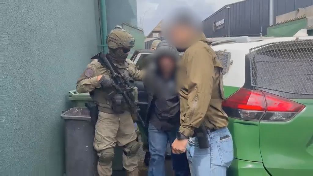Carabineros detienen a sujeto acusado de violación en Temuco: quedó en prisión preventiva 1 Violación en Temuco: Carabineros del OS-9 trasladan al imputado tras su detención en el sector Lircay