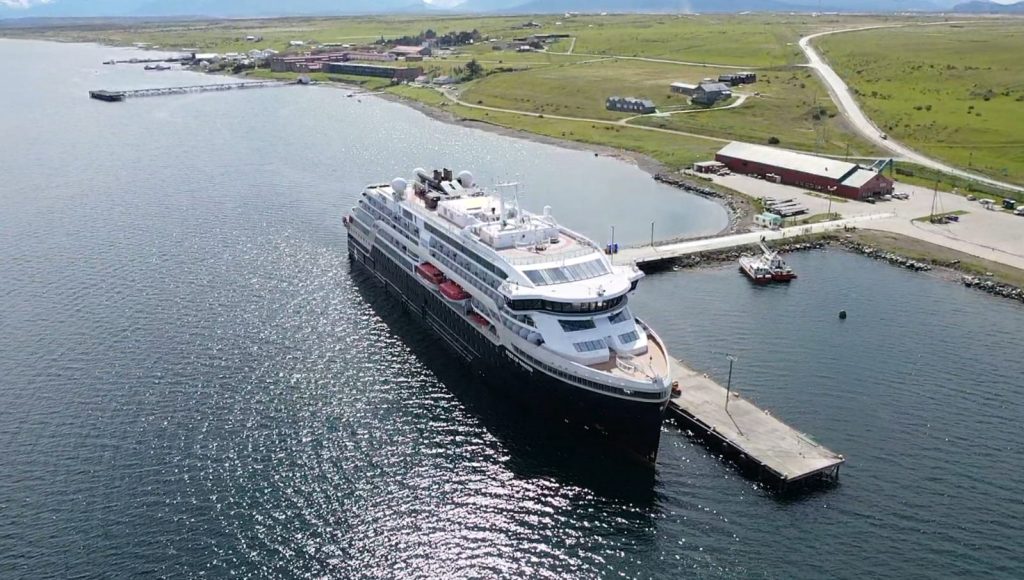 Terminal Marítimo Patagonia Sur inicia temporada de cruceros con arribo del MS Fridtjof Nansen 1 Crucero MS Fridtjof Nansen atracado en el Terminal Marítimo Patagonia Sur, al inicio de la temporada de cruceros en Puerto Natales