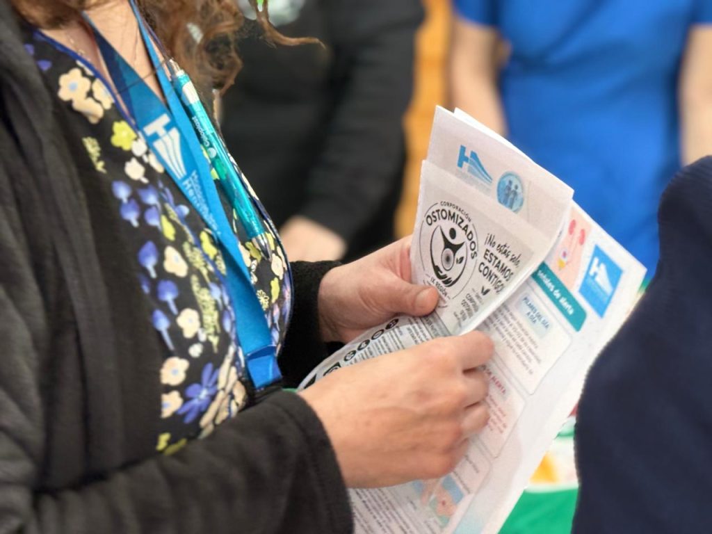 HHHA y la comunidad se unen para visibilizar la realidad de las personas ostomizadas 1 Folletos informativos sobre personas ostomizadas en la jornada del HHHA