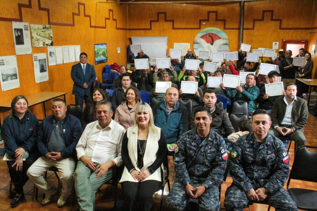 Pescadores de Caleta El Huilque muestran sus certificados del curso de patrón de nave menor